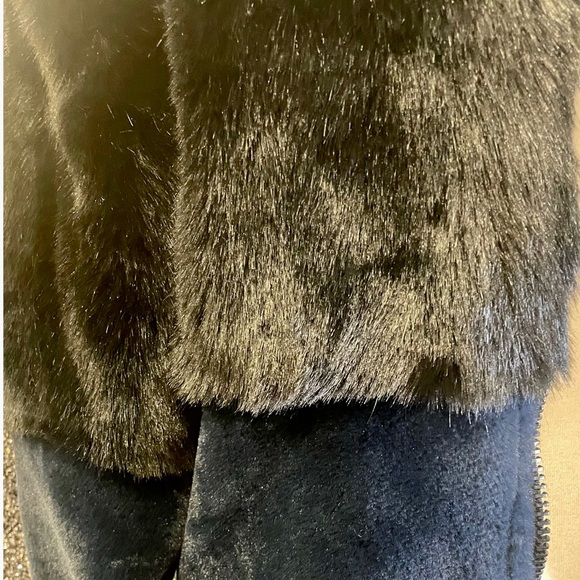 New John & Jenn Medium M Black Blue Faux Fur Bomber Jacket Womens Trendy Boxy - Picture 6 of 10